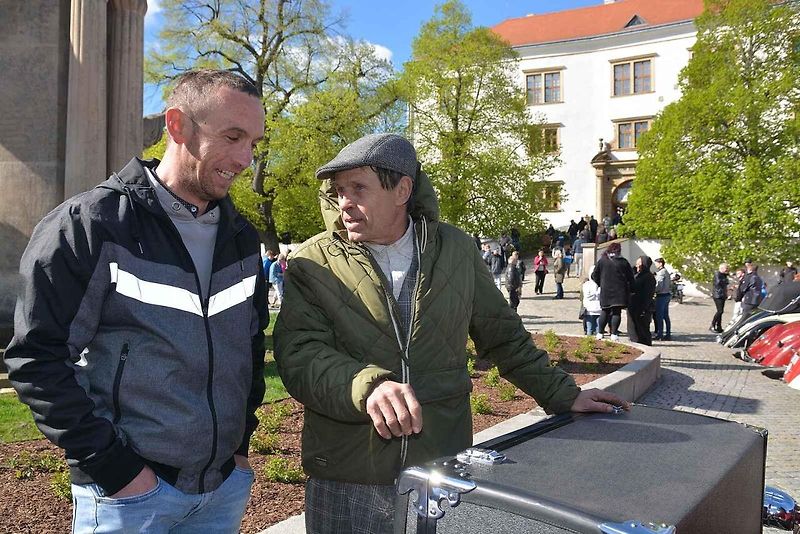 Automobiloví a motocykloví veteráni se vydali v neděli na tradiční jízdu Ze zámku na hrad. Start byl na Horním náměstí v Přerově, kde si lidé užili bohatý program.