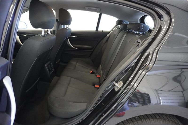 BMW Řada 1 118i 1.5 AUTOMAT - fotka 23 z 27