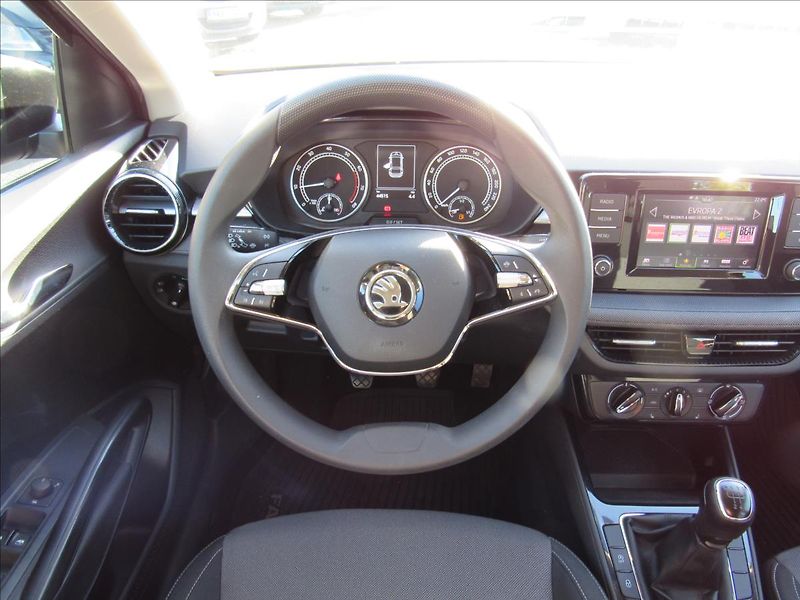 Škoda Fabia 1,0 MPi Ambition - fotka 12 z 29