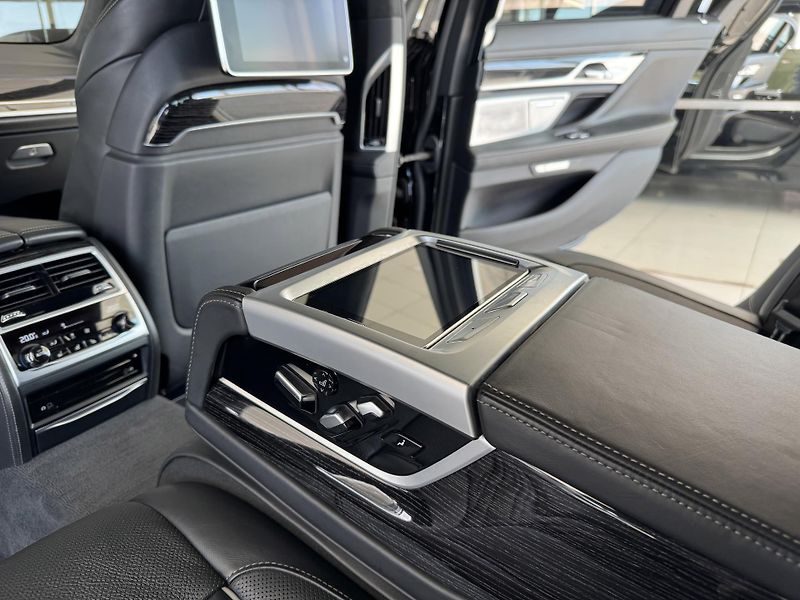 BMW Řada 7 M760 Li xDrive*Nový Motor*DPH - fotka 37 z 48