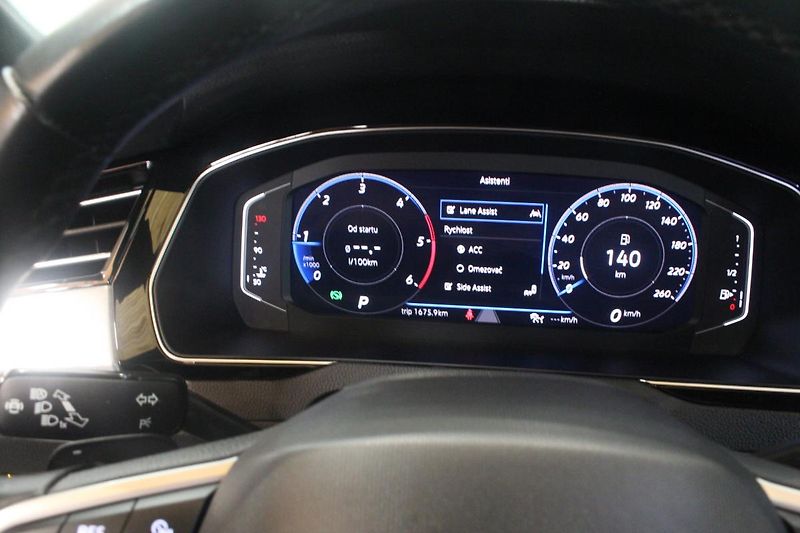 Volkswagen Passat (2021) 2.0TDI DSG Info display Matrix - fotka 41 z 43
