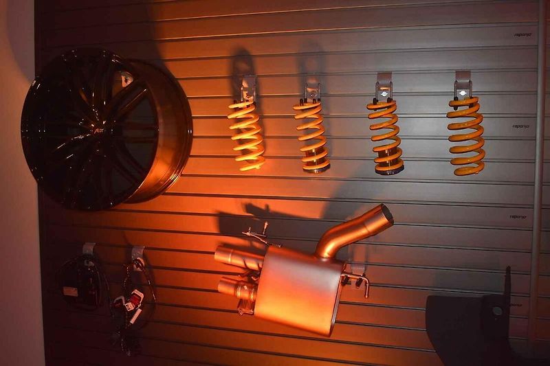 Trojice vozů Cupra, pro které jsou nyní k dispozici kity ABT.