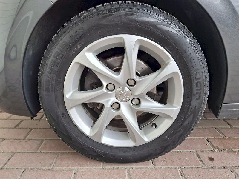 Peugeot 208 (2016) ALLURE Automat 1,2i 60kW - fotka 35 z 35