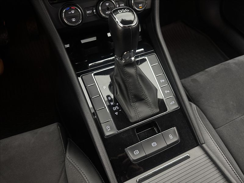 Škoda Superb 2,0 DSG STYLE+ CANTON DPH ČR - fotka 25 z 38