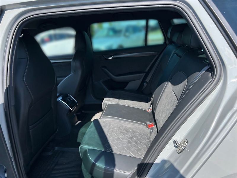 Škoda Superb 2,0 TDI 110 Sportline DSG - fotka 8 z 11