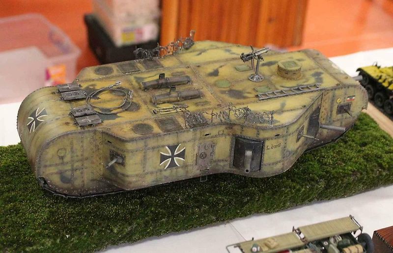 Supertěžký německý tank K-Wagen měl změnit situaci na bojištích I. světové války. Projekt ale skončil fiaskem. Na snímku je jeho model v měřítku 1:35 na soutěžní výstavě Kadaňský plasťák.