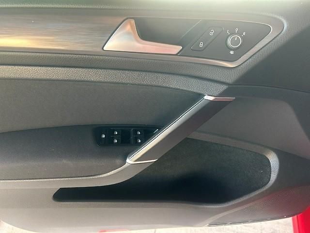 Volkswagen Golf 1,6TDi DSG Variant LED MATRIX - fotka 19 z 51