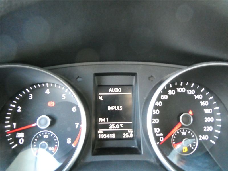 Volkswagen Golf 1,2 TSi 77kW serviska, klima - fotka 29 z 42