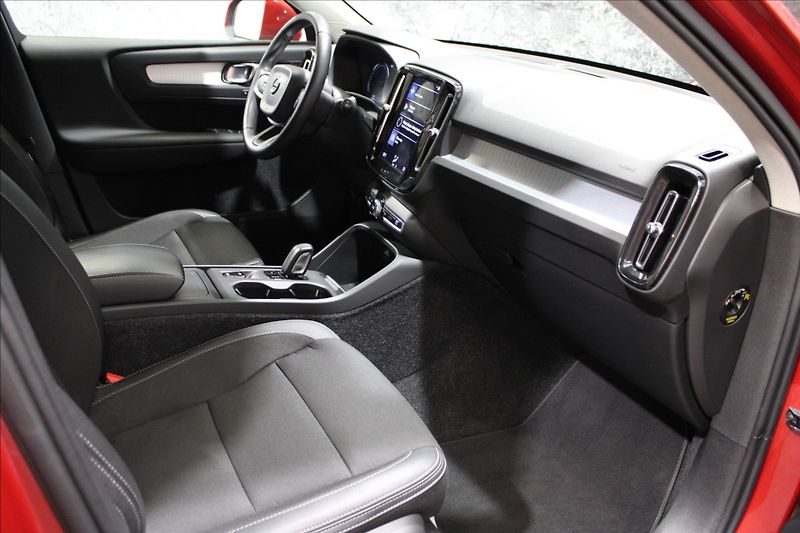 Volvo XC40 2,0 T5 182KW AWD zánovní - fotka 11 z 34