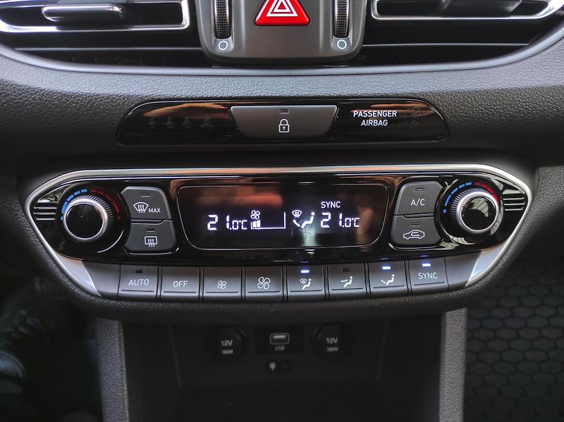 Hyundai i30 1,5T-GDi mHev,48V,AT,Fastback - fotka 25 z 42