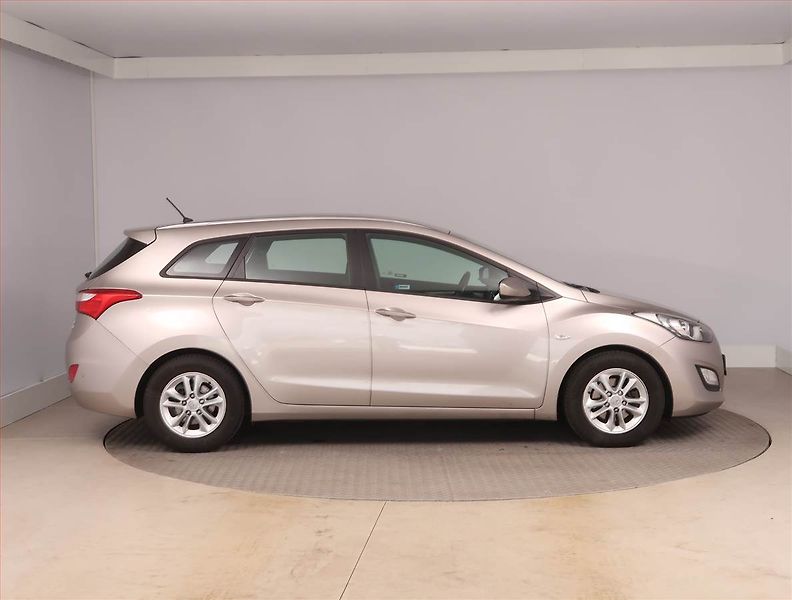 Hyundai i30 (2016) 1.6 MPI, Serv.kniha, Tempomat - fotka 6 z 17