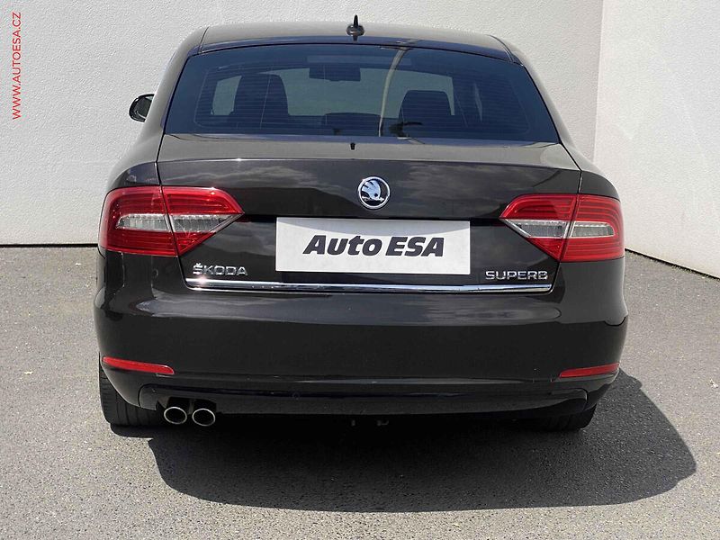 Škoda Superb (2015) 2.0TDi, ČR, AC, bixen, park - fotka 5 z 19