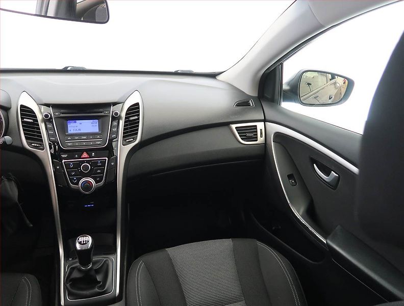 Hyundai i30 (2016) 1.6 GDI, ČR,1.maj, Tempomat - fotka 8 z 17