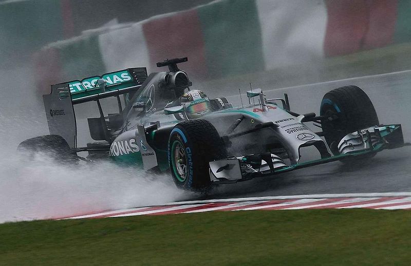 Pro vyznavače vůně spáleného benzínu a fanouška motorsportu není na světě nic lepšího než se pohybovat v prostředí kolem závodní dráhy. Projděte se TOP 10 těch nejlepších závodních okruhů světa.