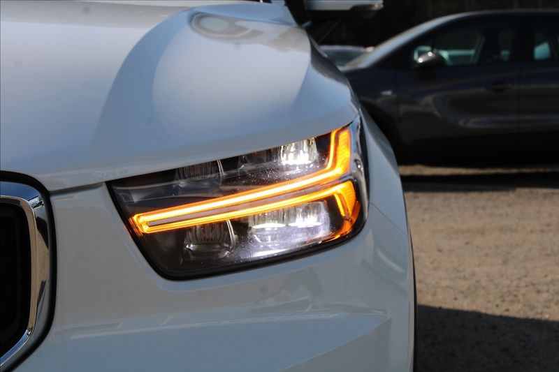 Volvo XC40 2,0 T4  1MAJ,4x4,MOMENTUM PRO - fotka 32 z 43