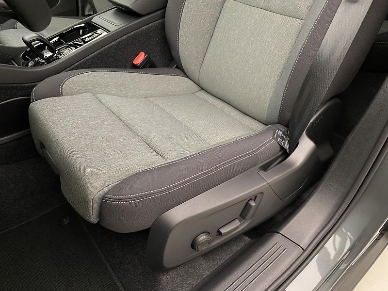 Volvo XC40 (2026) B4 AUT DARK PLUS - fotka 28 z 61