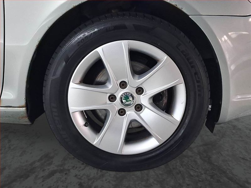 Škoda Octavia (2009) 1.9 TDI, nová STK, pěkný stav - fotka 14 z 16