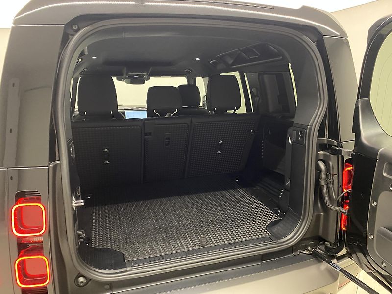 Land Rover Defender 110 D300 X-DYNAMIC SE AWD CZ - fotka 6 z 52