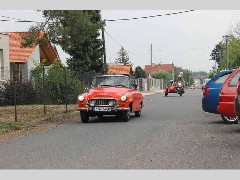Nablýskané historické motocykly a automobily zdobily v sobotu prostranství zámku v Neplachovicích. Konala se zde již devátá Cisarská veterán rallye.
