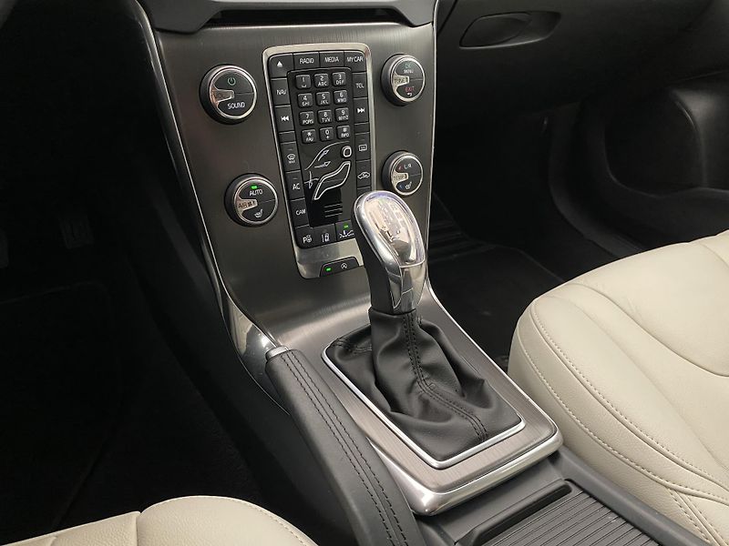 Volvo V40 D4 SUMMUM AUT CZ REZERVACE - fotka 26 z 45