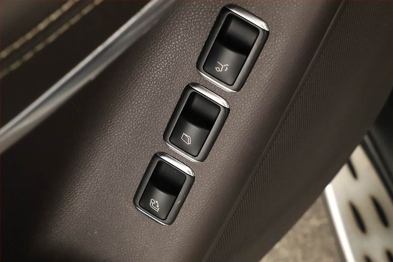 Mercedes-Benz GLS (2019) 500 4MATIC - fotka 12 z 20