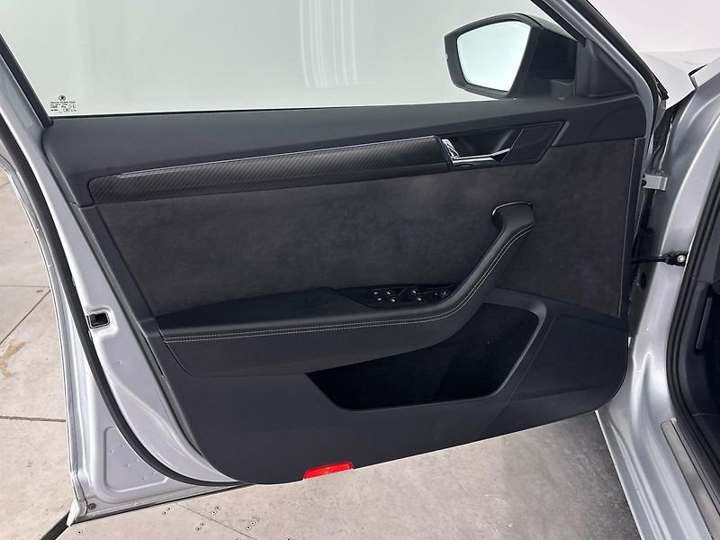 Škoda Superb Sportline DSG - fotka 13 z 29