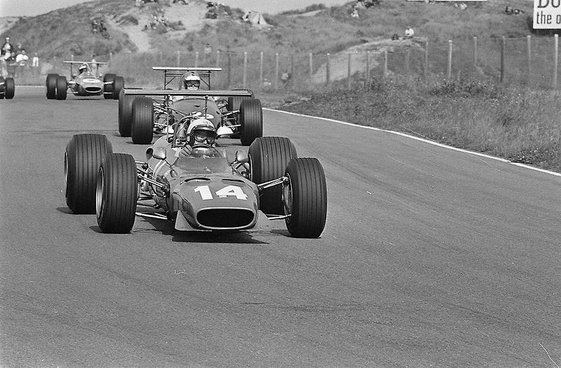 Legendární závodník Derek Bell se v roce 1977 představil s Jaguarem XJ12 C při Grand Prix Brna.