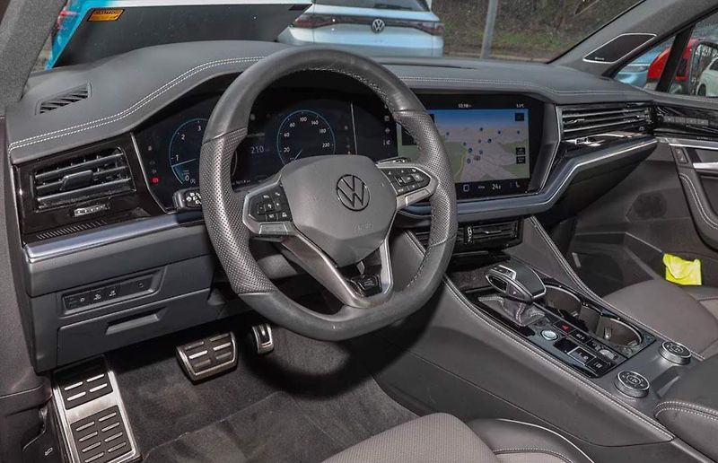 Volkswagen Touareg TDI 210kW R-Line Pano NezT HuD - fotka 3 z 9