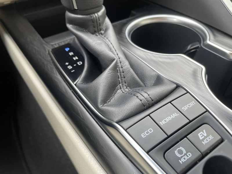 Toyota Camry EXECUTIVE VIP 2.5 Hyb. 160 kW - fotka 21 z 33