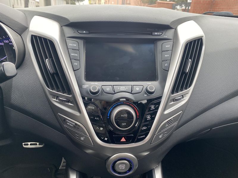 Hyundai Veloster 1.6i,PRÉMIUM, AUTOMAT,PLNÁ VÝB - fotka 24 z 47
