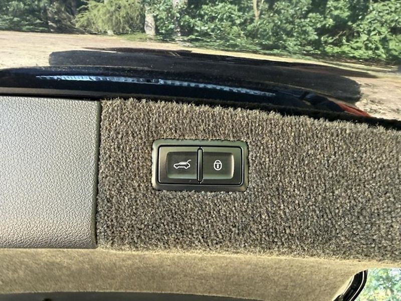 Bentley Bentayga 6,0 V12 4WD,head-up, TOP STAV - fotka 44 z 49