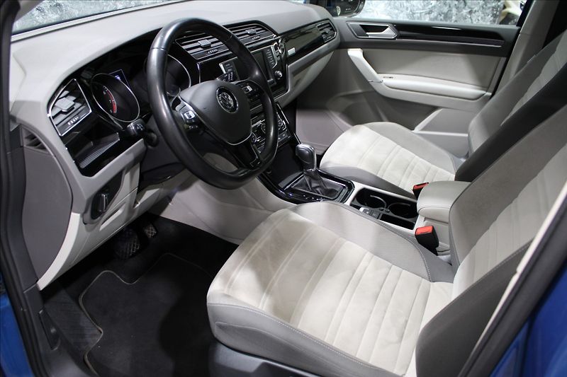 Volkswagen Touran 1,4 TSI DSG Highline blue pear - fotka 9 z 30