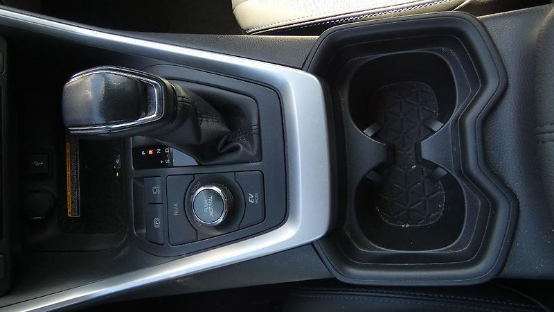 Toyota RAV4 2.5 Hybrid Selection 4WD e-CVT - fotka 17 z 24