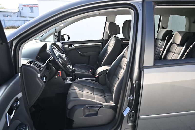 Volkswagen Touran 2.0TDI 103KW Match 7Míst 11/12 - fotka 24 z 49