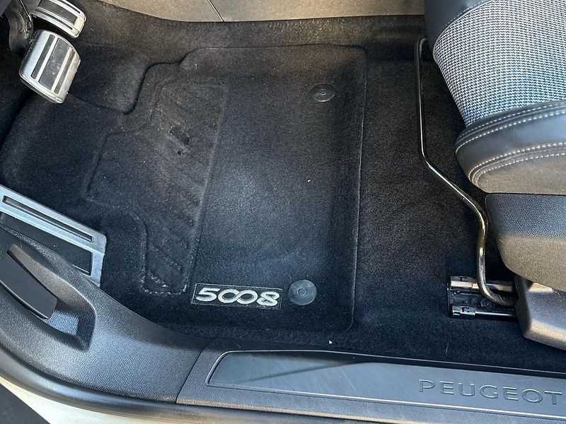 Peugeot 5008 (2018) AllurePack 1.6 THP EAT6 - fotka 36 z 57