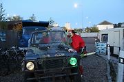 Se zombie posádkou auta právě rozmlouvá jeden ze dvou šílenců s motorovkou.