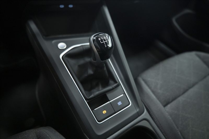 Volkswagen Golf 1,5 TSI KEYLESS KAMERA VÝHŘEV - fotka 33 z 42
