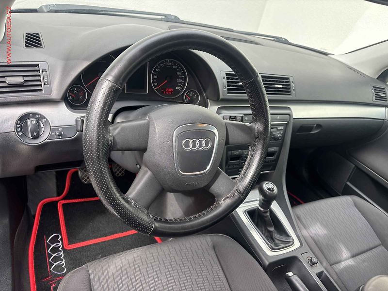 Audi A4 (2005) 2.0TDi, 2.maj, AC, tažné - fotka 12 z 14