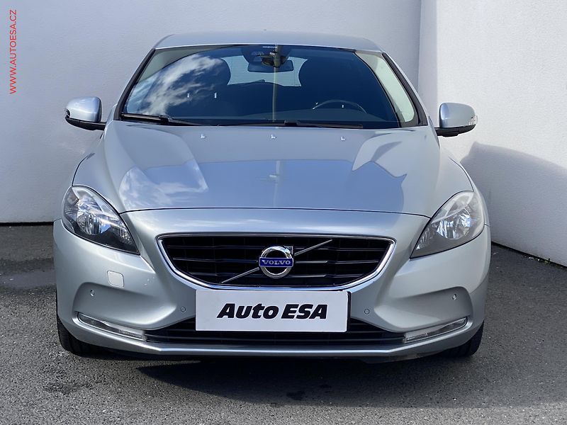 Volvo V40 (2013) 2.0D, AT, tempo, park.asist - fotka 2 z 17