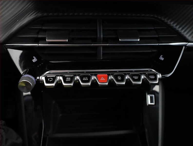 Peugeot 2008 (2020) 1.2 PureTech, ČR,1.maj - fotka 11 z 18
