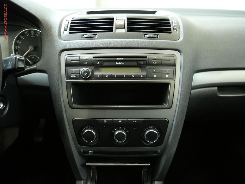 Škoda Octavia (2013) 1.6TDi, ČR, AC, park.asist - fotka 13 z 17