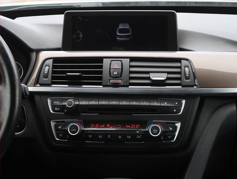 BMW Řada 3 (2014) Modern Line 320d xDrive GT - fotka 12 z 23