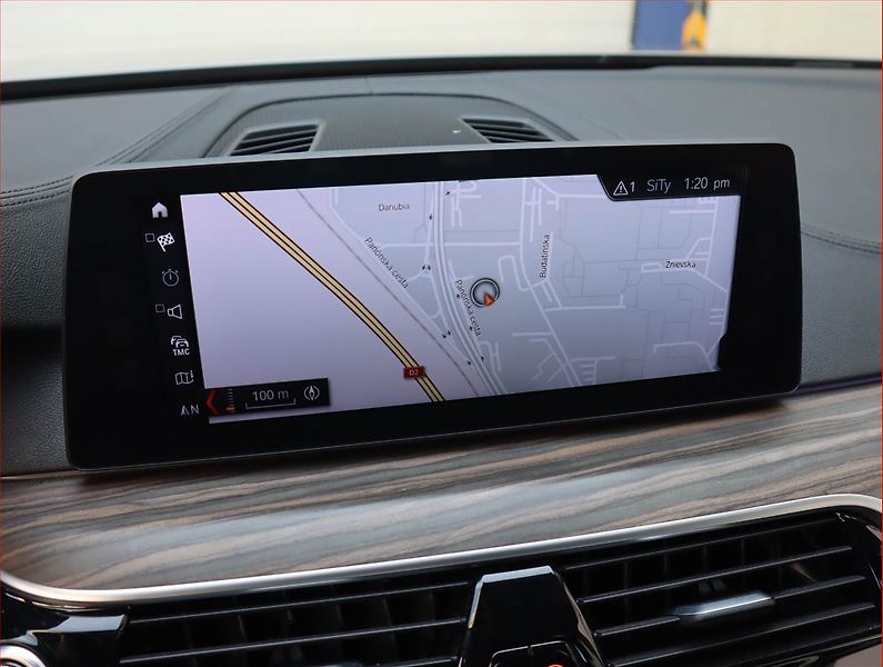 BMW Řada 5 (2018) Luxury Line 520d xDrive - fotka 16 z 20