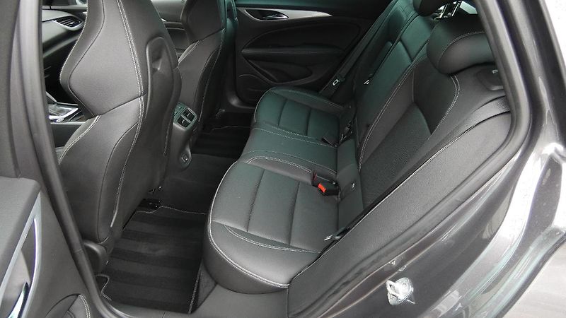 Opel Insignia ST 2,0 T 4x4 GSi - fotka 20 z 27