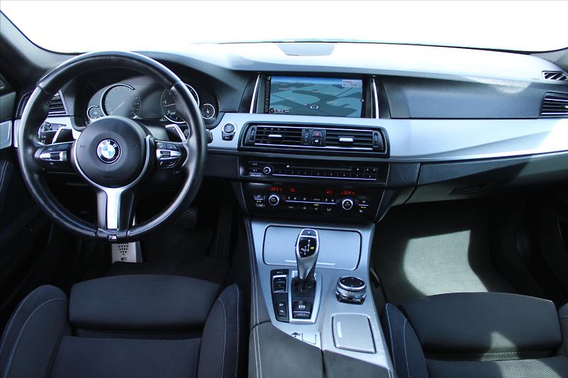 BMW Řada 5 530d xDrive 190kW M PAKET ČR - fotka 15 z 32