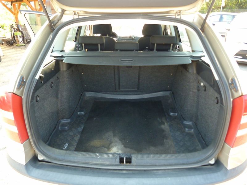 Škoda Octavia 1.6 MPI - fotka 13 z 15
