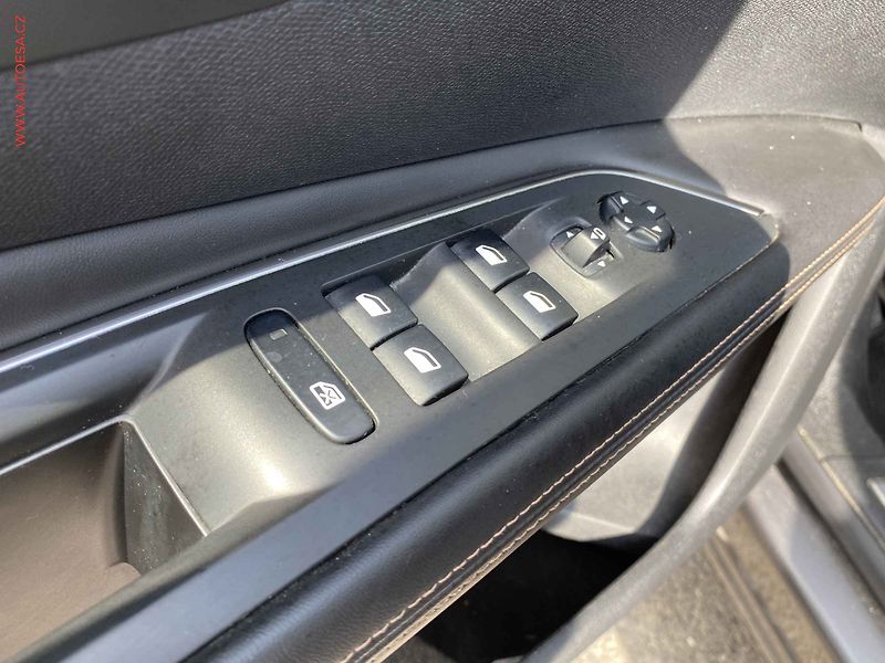 Peugeot 3008 (2018) 1.5 HDi, GT Line, LED, panor - fotka 13 z 18