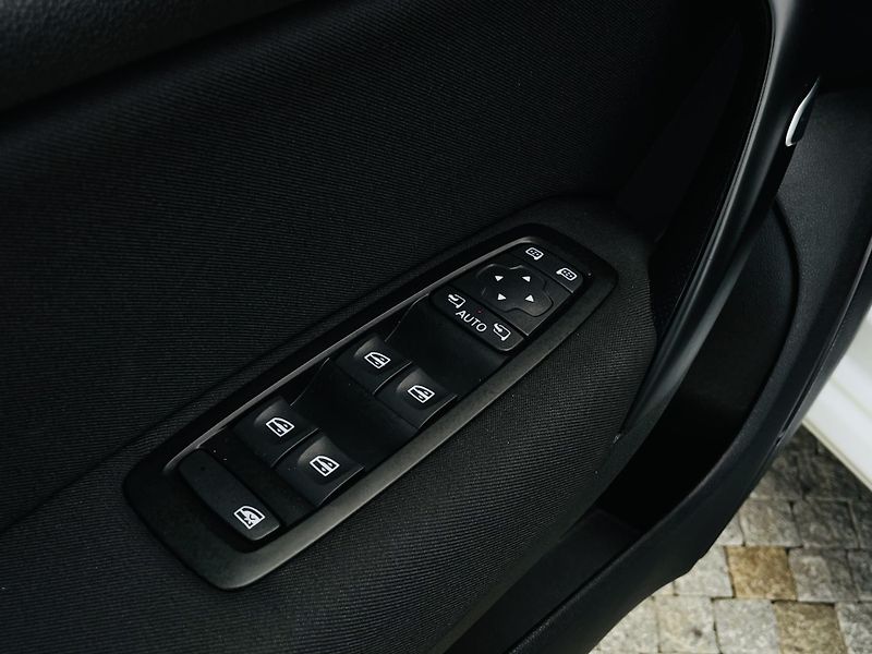 Renault Mégane 1.5dCI MANUÁL TAŽNÉ SERVISKA - fotka 32 z 44