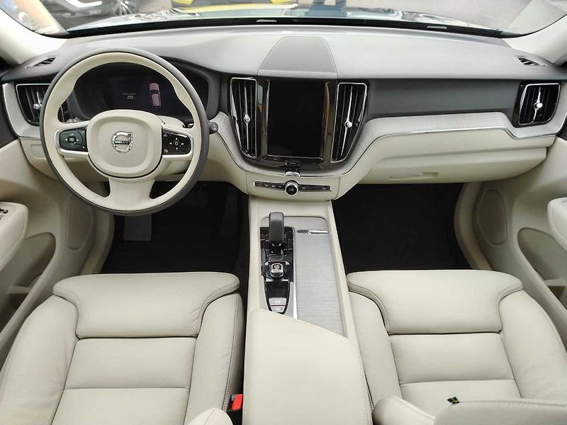 Volvo XC60 B5 AWD PLUS, LIGHT PAKET, ACC - fotka 12 z 18