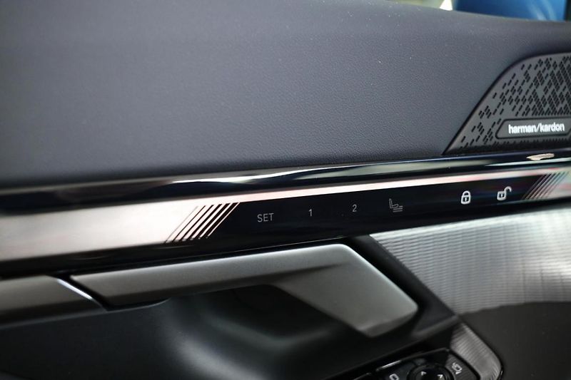 BMW Řada 5 550e xDrive Touring - fotka 26 z 32